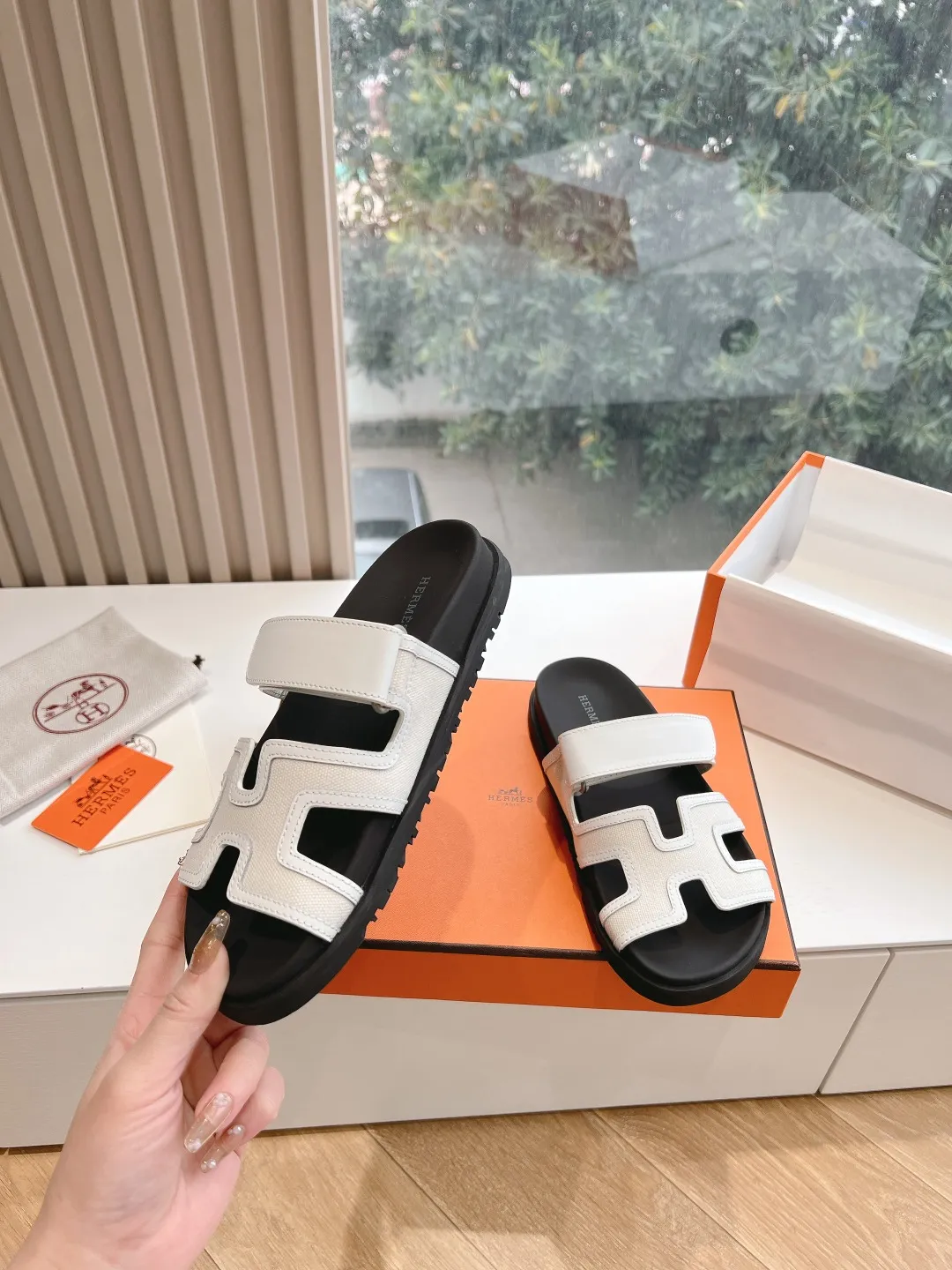 👟👟Ex-factory price 440👟👟 (Top version) H family 2024 spring and summer new style HERMES Hermes' recently popular couple's shoes, pig nose angle sandals and slippers, paired with various colorful socks, very trendy. Upper lining: imported original leather. Outsole: non-slip and wear-resistant outsole. Size: female 35-42 (40/42 non-returnable and non-exchangeable) Men’s size: 39-45 (45 is non-refundable and non-exchangeable)